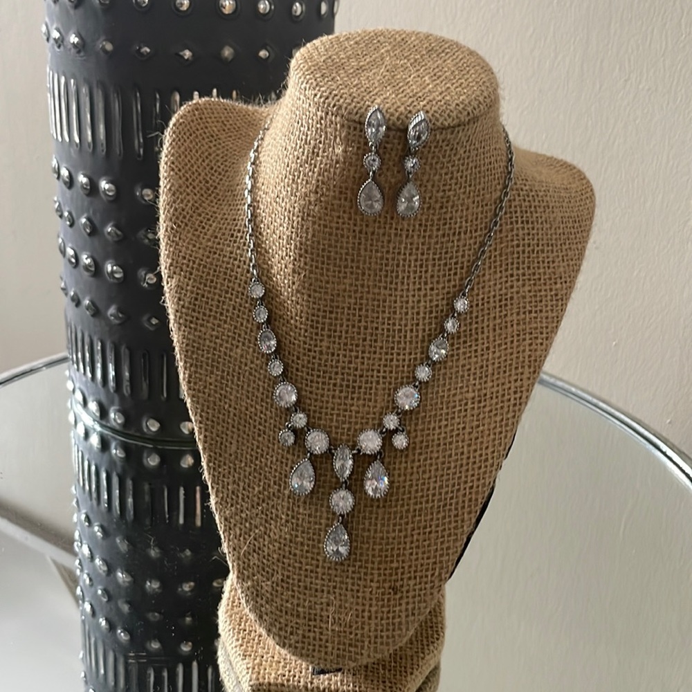 Beautiful necklace and earrings set. Perfect for a bride or bridesmaid.